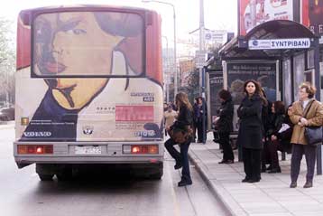 Πρόσκρουση αυτοκινήτου σε στάση λεωφορείου στη Θεσσαλονίκη