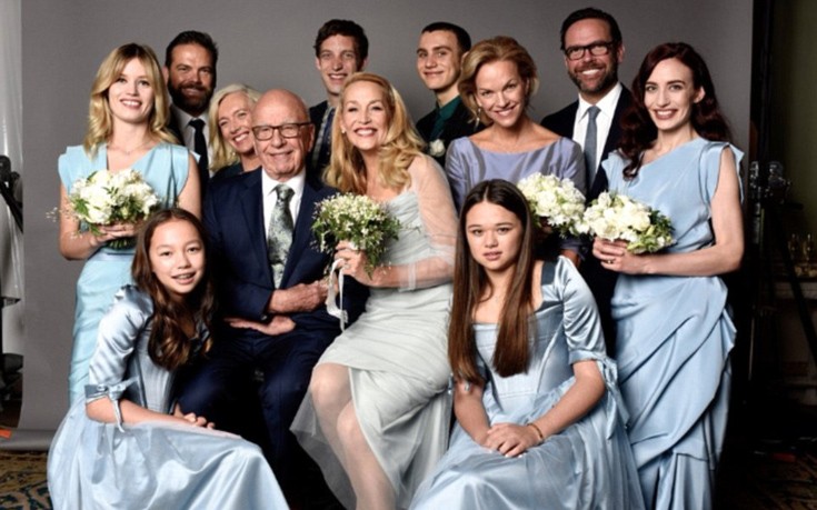 Παράνυφοι στο γάμο τους τα δέκα παιδιά τους