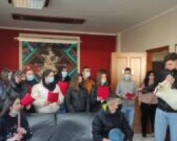 Ξεχωριστά κάλαντα στο Δήμαρχο Αλμωπίας Τα καθιερωμένα κάλαντα έψαλλαν στο Δήμαρχο Αλμωπίας μαθητές από σχολεία του Δήμου
