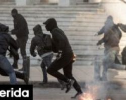 Θεσσαλονίκη: Ελεύθερη με όρους η 26χρονη για τη μολότοφ – Αναβλήθηκε το αυτόφωρο των υπολοίπων 19 κρατούμενων