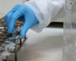 ΕΜΑ: Νέο κύμα κορωνοϊού αναμένεται τις επόμενες εβδομάδες – Παρότρυνση για εμβολιασμό