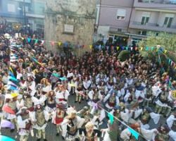 Παρουσία χιλιάδων επισκεπτών και κατοίκων αναβίωσε στη Νάουσα το δρώμενο «Γενίτσαροι και Μπούλες» την πρώτη Κυριακή της Αποκριάς