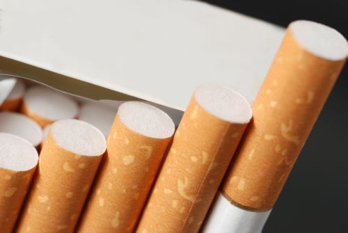 Αγόρασε τσιγάρα και αντίκρισε πάνω τη νεκρή σύζυγό του -Διεκδικεί αποζημίωση «μαμούθ»