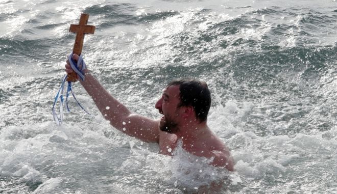 Θεοφάνεια: Τα έθιμα και οι παραδόσεις που κρατάνε μέχρι σήμερα