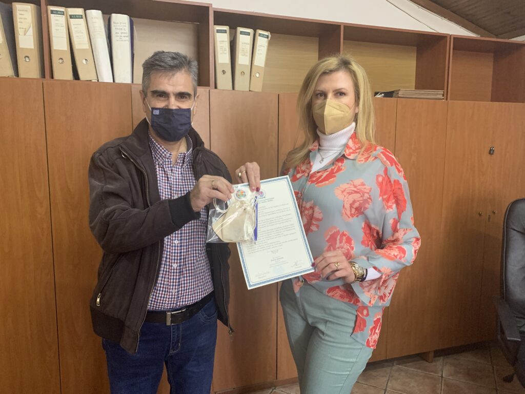 Επίδοση αναμνηστικών διπλωμάτων/δώρων σε επιτυχόντα τέκνα μελών της Διεθνούς Ένωσης Αστυνομικών του νομού Πέλλας ,σε Ανώτερα Εκπαιδευτικά Ιδρύματα.