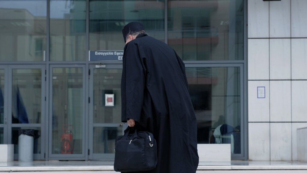 Φάρσαλα: Αφαντος ιερέας που υπεξαίρεσε 3,8 εκατ. ευρώ -Εφυγε από το δικαστήριο πριν ανακοινωθεί η απόφαση