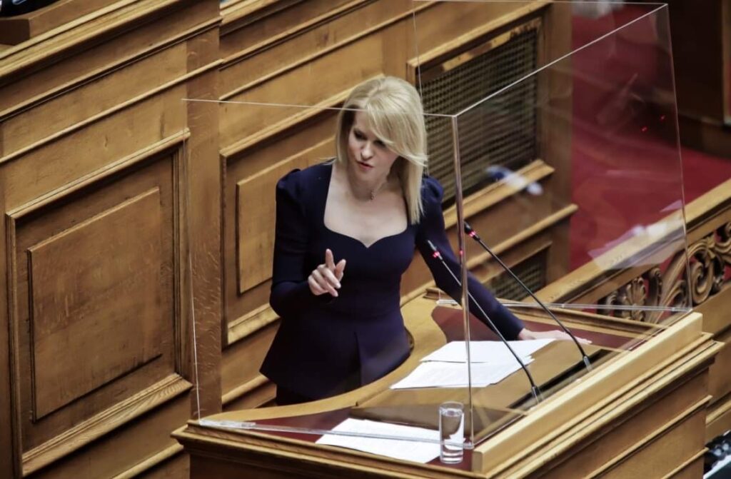 Θεοδώρα Τζάκρη: Με ερώτησή της έφερε στην Βουλή το θέμα της διανομής αγγουριών Ισπανίας και ντοματών Μαρόκου αντί των αντίστοιχων ελληνικών, στο πλαίσιο του προγράμματος διανομής φρούτων και λαχανικών στα Σχολεία