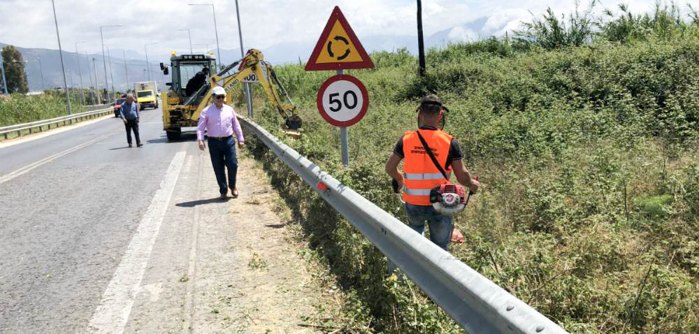 Εργασίες καθαρισμού των ερεισμάτων και της κεντρικής νησίδας στην Εθνική Οδό 2 Θεσσαλονίκης-Έδεσσας από την Περιφέρεια Κεντρικής Μακεδονίας