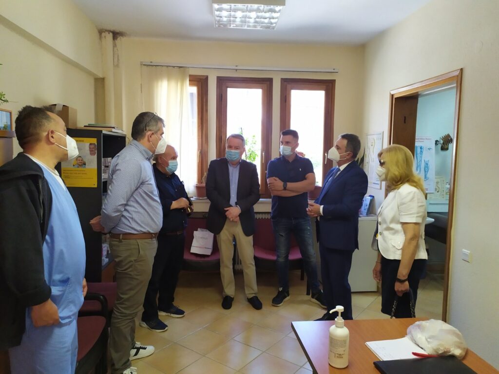 ΕΠΙΣΚΕΨΗ ΚΑΡΑΣΜΑΝΗ ΚΑΙ ΔΙΟΙΚΗΤΗ 3 ης ΥΠΕ ΣΤΟ ΠΟΛΥΔΥΝΑΜΟ ΙΑΤΡΕΙΟ ΤΗΣ ΠΕΛΛΑΣ