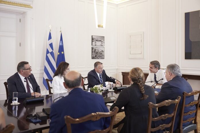 Συνάντηση Μητσοτάκη με το ΔΣ της Παγκόσμιας Διακοινοβουλευτικής Ένωσης Ελληνισμού