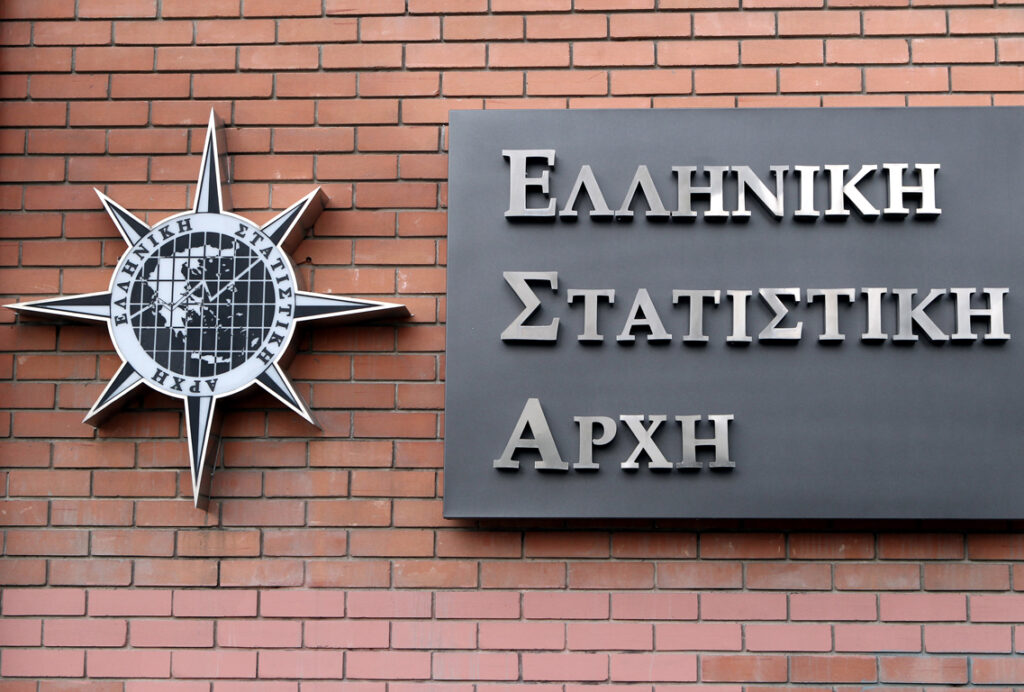 ΕΛΣΤΑΤ: Στα 359 δισ. ευρώ το δημόσιο χρέος – Στο 41,5% οι κοινωνικές παροχές