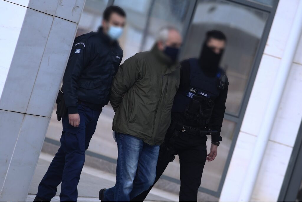 Δίκη “ψευτογιατρού”: Οχτώ φορές ισόβια, 50 χρόνια κάθειρξη και 327.000 ευρώ χρηματική ποινή επέβαλε το δικαστήριο